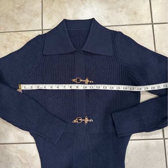 Commense Collared Buckle Ribbed cropped sweater - Picture 8 of 10